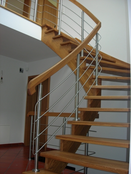 balustrada pozioma i drewniane schody